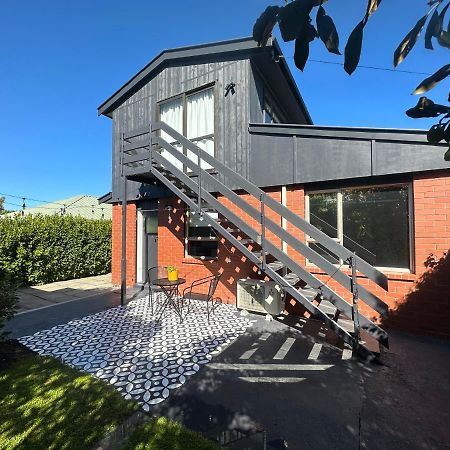Beckenham Studio On Tree Lined Street Christchurch Exterior photo