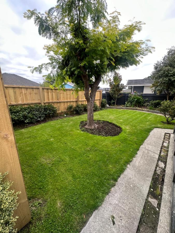 Beckenham Studio On Tree Lined Street Christchurch Exterior photo